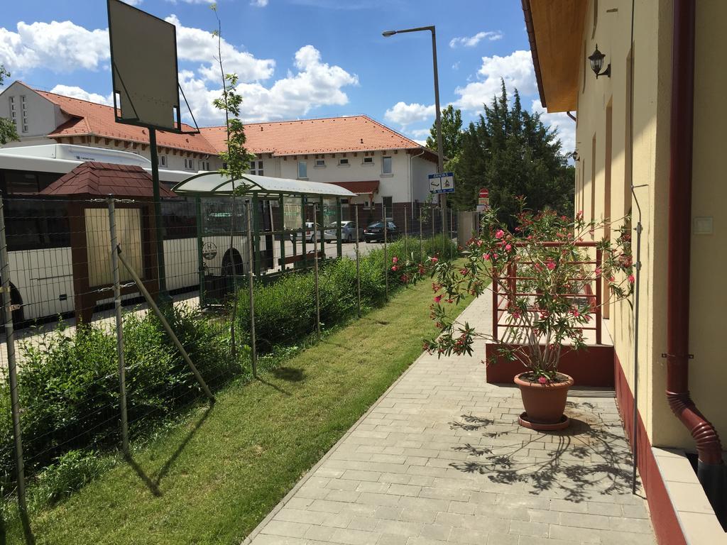Aqua Thermal Soterapia Es Apartmanhaz Püspökladány Oda fotoğraf